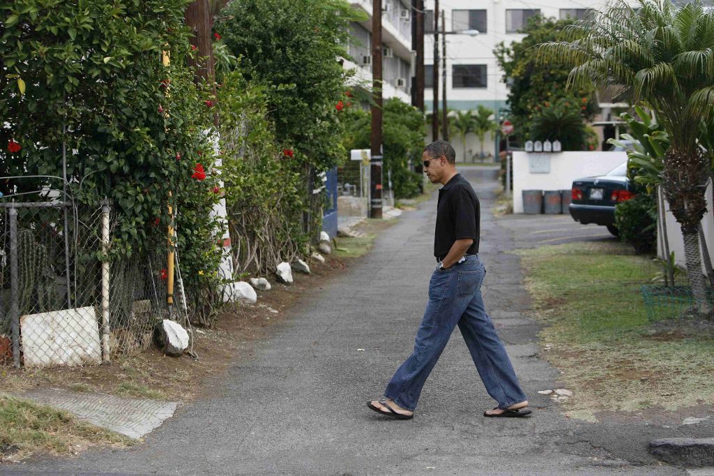 O candidato democrata à Casa Branca, Barack Obama, caminha no bairro onde vive sua avó materna, em Honolulu, no Havaí | Hugh Gentry/Reuters