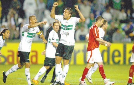 Felipe comemora gol do Coritiba contra o Inter: campanha de líder para ir à Libertadores | Hedeson Alves/ Gazeta do Povo