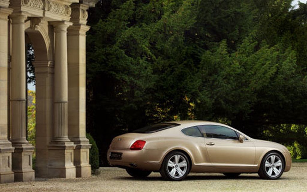 Imigrantes estavam dentro de um carro da marca Bentley, que era transportado em caminhão | Divulgação