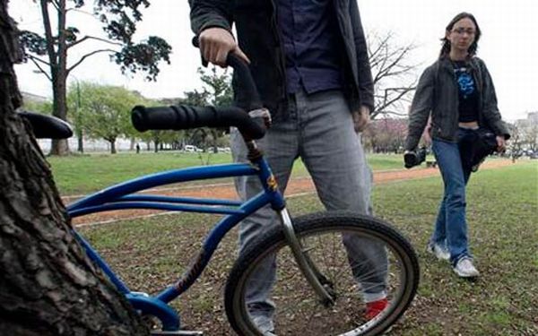 Quando uma bicicleta "resiste" ao roubo por uma hora, o bairro é considerado seguro pelo projeto "La prueba de la bicicleta" | Reuters