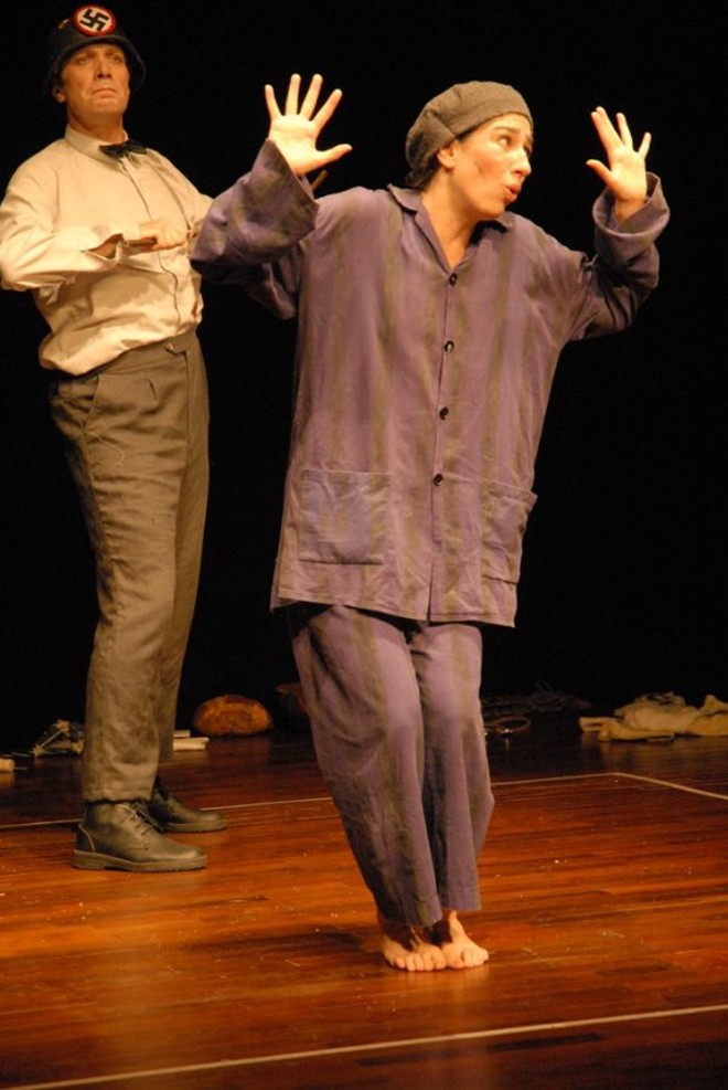 O Rapaz é levado para um campo de concentração onde é obrigado a usar um 