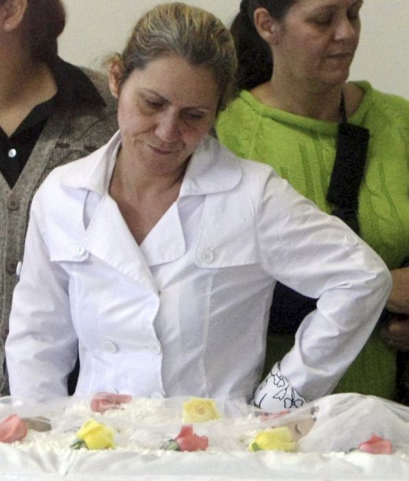 Ana Cristina Pimentel vela o corpo da filha, Eloá | Reuters