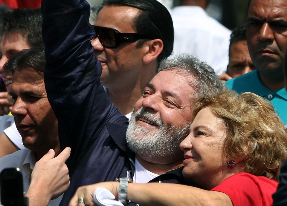 Presidente Luiz Inácio Lula da Silva e a primeira-dama Marisa Letícia cercados por eleitores após  votar em São Bernardo do Campo | NELSON ALMEIDA/AFP