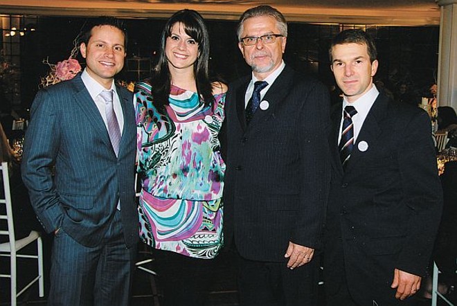 Evento no Jockey Club - No Salão Nobre, realizou-se o lançamento do Guia Noiva & Eventos, que reuniu mais de 400 convidados, recepcionados com fino jantar do Buffet Beloni. O Guia, com layout novo, confirma sua tradição de ser útil, prático e informativo. Na foto, Antonio Borba e Luciana França, da Magic, Vicente Dezgeniski, diretor da Casual Editoração e Lourenço Maccarine, da Corgraf | 