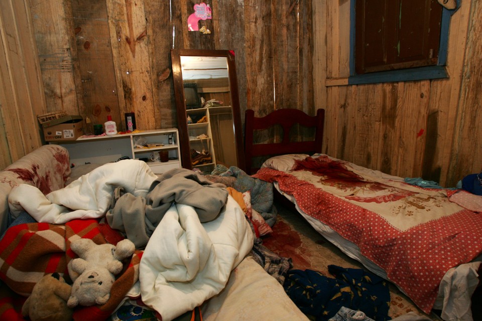 Entre os mortos estão duas meninas, de 11 e 15 anos, um rapaz de 15 e um homem de aproximadamente 40 anos | MARCELO ELIAS / GAZETA DO POVO
