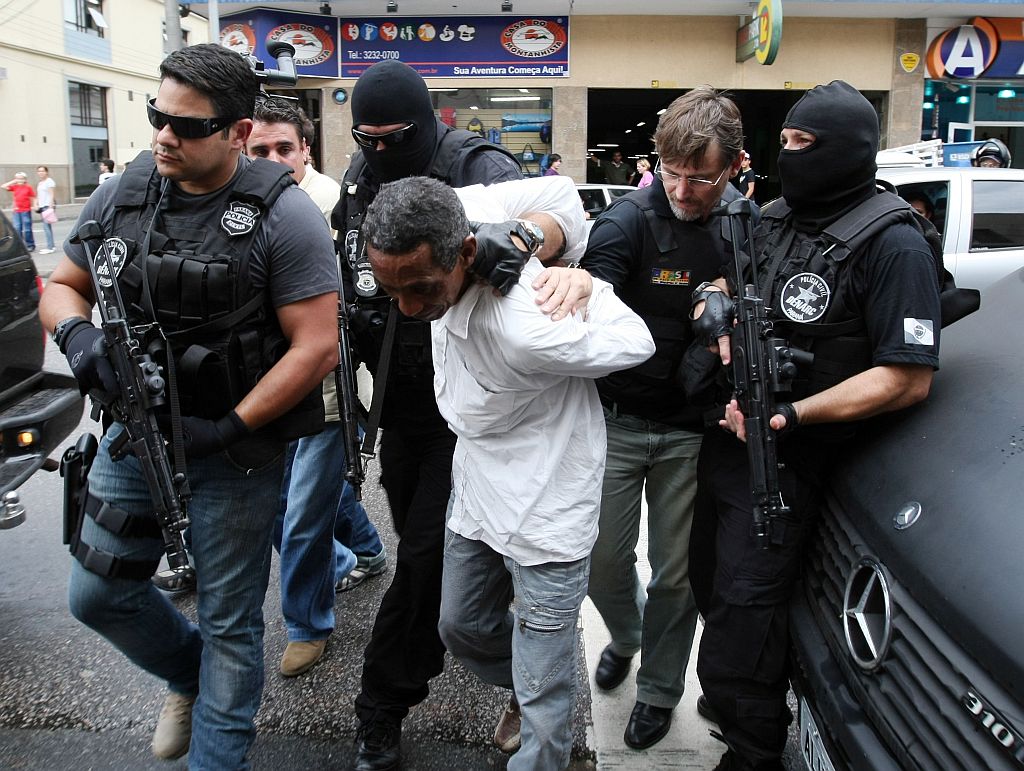 Policiais conduzem Jair Correia ao 1º Distrito Policial da capital paranaense. À imprensa, suspeito nega autoria do crime | Albari Rosa/Gazeta do Povo