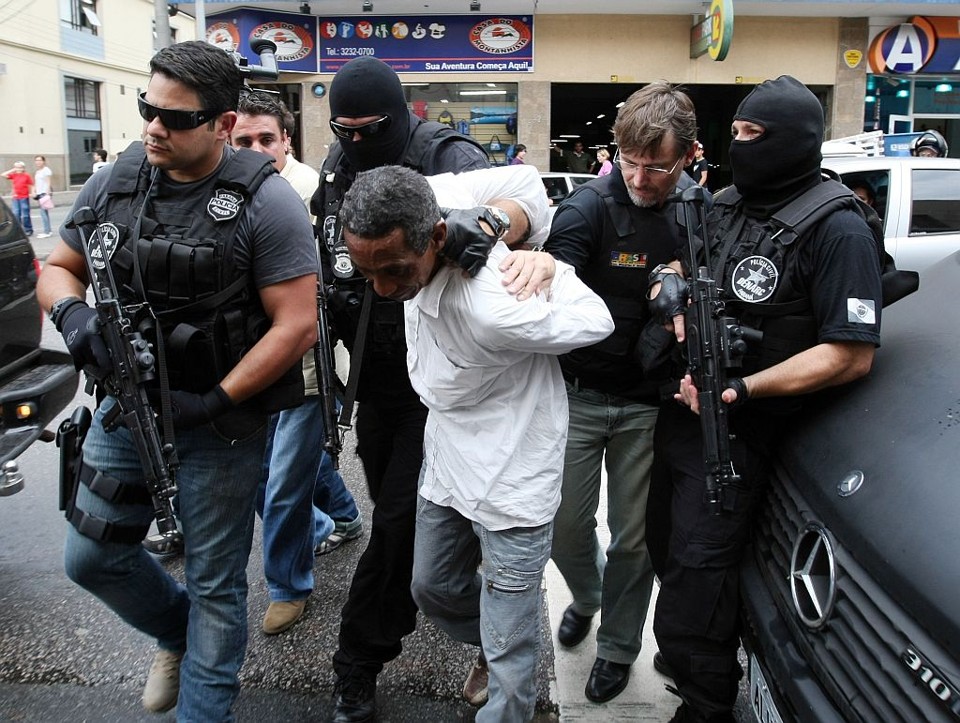 Policiais conduzem Jair Correia ao 1º Distrito Policial da capital paranaense. À imprensa, suspeito nega autoria do crime | Albari Rosa/Gazeta do Povo