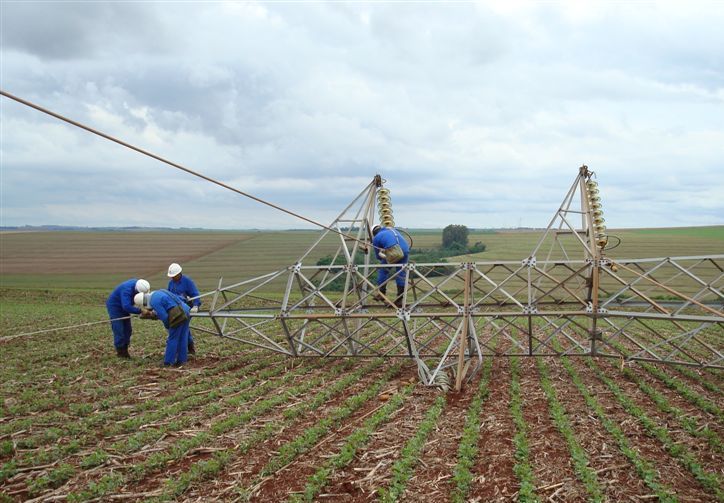 Técnicos trabalham para recuperar três torres de transmissão de energia elétrica que foram derrubadas pelo vento | Assessoria de Imprensa Copel