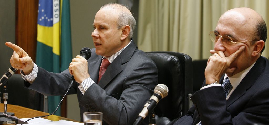 Mantega (à esquerda) disse que não há bancos quebrando no Brasil, e que medida serve para irrigar o sistema. Meirelles reforçou ações para segurar o dólar. | Jamil Bittar/Reuters