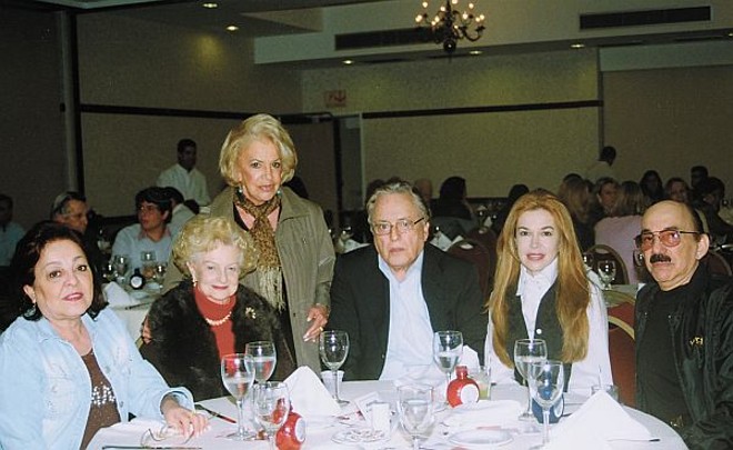 Feijoada beneficente - No concorrido evento realizado no Hotel Bourbon, em beneficio da Fundação Pró-Renal, ao som da bonita música de Clóvis e Simone, a presença do casal Mara Cordeiro/Nílson Santos, Fernando Miranda, Eliane Kracick, a jornalista e Marialva Portes | 