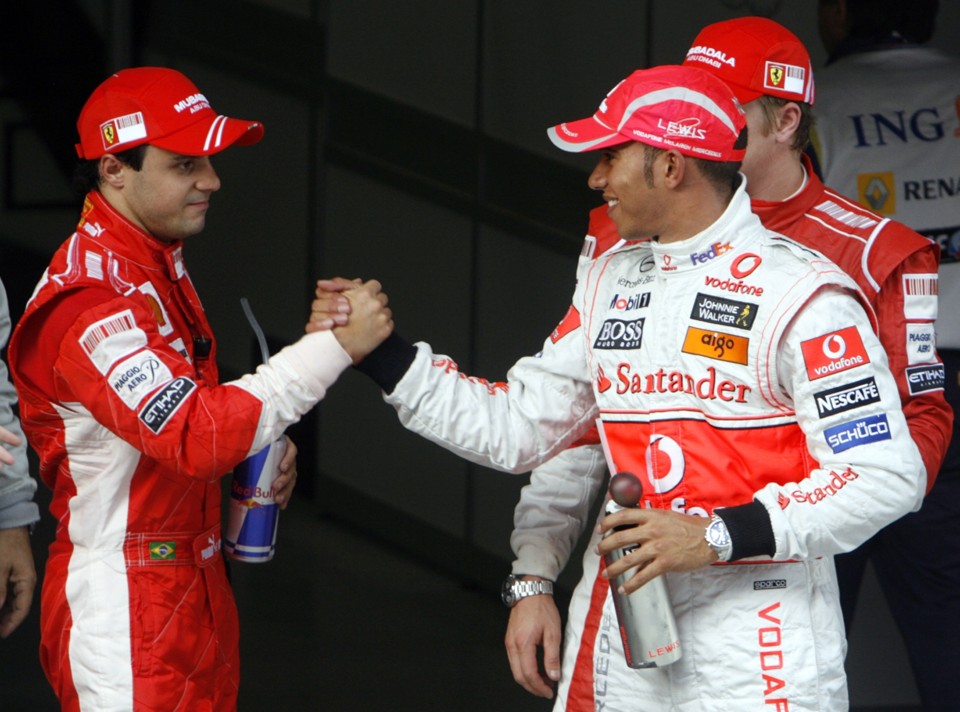 Massa cumprimenta Hamilton após o fim do treino classificatório; os dois pilotos ainda têm chances de vencer o campeonato | Nir Elias/Reuters