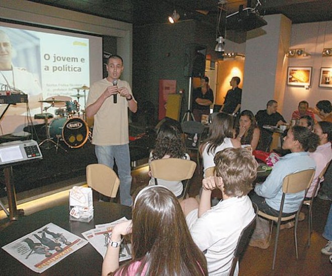 O professor Norton Nicolazzi durante o evento realizado na Fnac: eLEITORemAÇÃO apostou na interatividade e no contato direto com os jovens leitores na cobertura das eleições 2008 | 