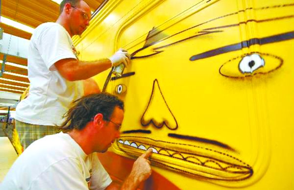 Tá tudo dominado- Na Escócia, Os Gêmeos removeram a argamassa cinza-escura que, desde o século 13, revestia o torreão do castelo dos Condes de Glasgow. Depois ganharam Nova Iorque e a Tate Galery, em Londres, sob aplausos da crítica e da realeza. Os ex-grafiteiros paulistanos Otávio e Gustavo Pandolfo, na foto, mostram sua arte no MON, em Curitiba | 