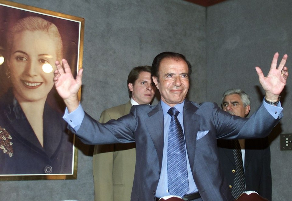 Imagem de arquivo mostra Menem durante encontro do Partido Peronista, em 2001: julgamento deve se prolongar por mais sete meses | Enrique Marcarian / Reuters
