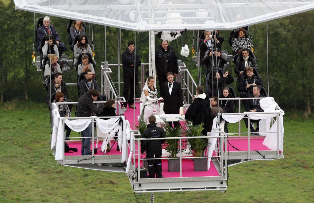 Noivos e convidados subiram em plataforma a 40 metros de altura, em base militar desativada | Sebastien Pirlet / Reuters
