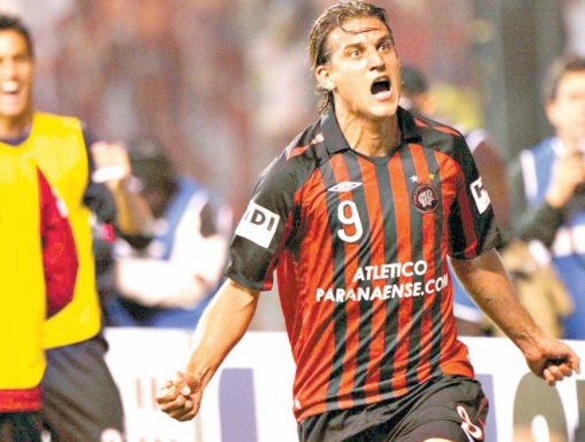 Rafael Moura é uma das esperanças do Atlético para escapar da degola |