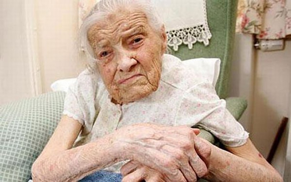 A aposentada Clara Meadmore, de 105 anos, diz que virgindade é segredo de longevidade | AFP