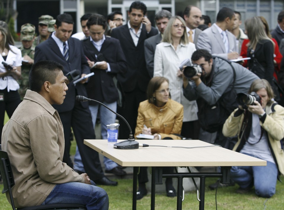 Desertor rebelde colombiano Wilson Bueno fala aos jornalistas sobre a situação atual das Farc | John Vizcaino / Reuters