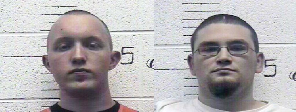 Daniel Cowart, de 20 anos; e Paul Schlesselman, de 18 anos: presos com um arsenal no veículo | Reuters