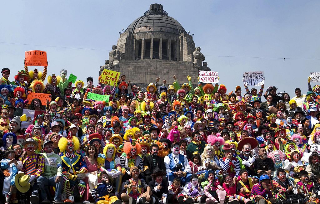 Palhaços posam para foto conjunta em frente ao Monumento à Revolução, na Cidade do México | Jorge Dan Lopez / Reuters