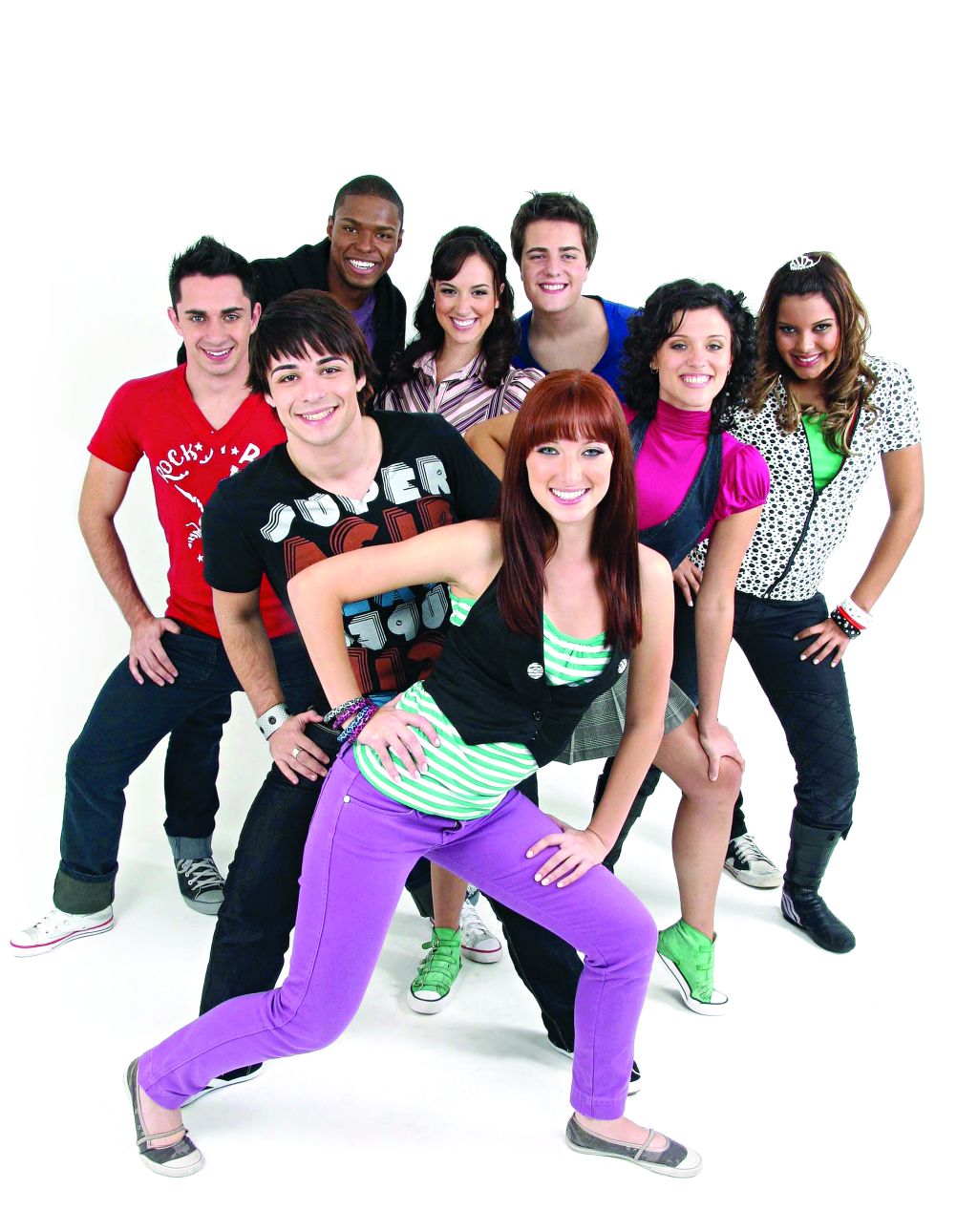 Elenco do High School Musical Brasil: à esquerda, de vermelho, Fellipe Guadanuci (Ryan), na frente, Paula Barbosa (Sharpey). Juntos ao centro, no fundo, Renata Ferreira (Gabriella) e Olavo Cavalheiro (Troy) | Divulgação