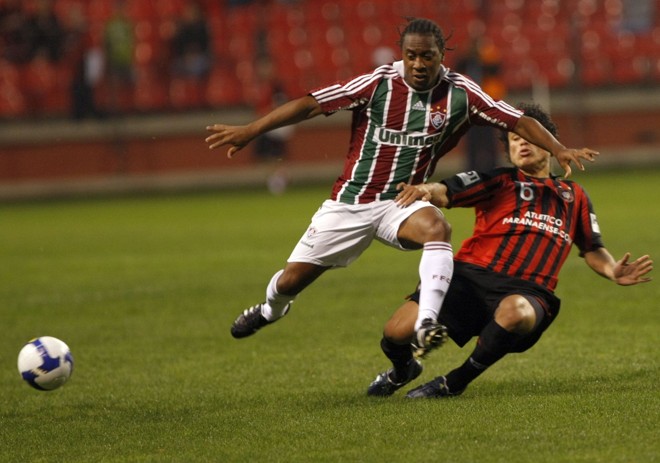 Jogo teve forte marcação e o árbitro Carlos Eugênio Simon distribuiu vários cartões amarelos e um vermelho, para Luiz Alberto, do Flu |