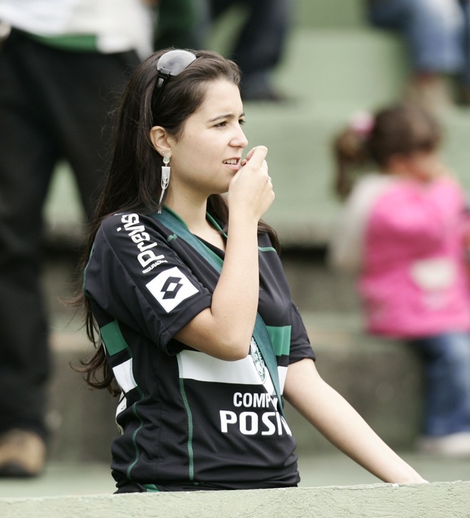 Torcedora exibe camisa comemorativa aos 99 anos do Coritiba. Procura pelo novo uniforme foi intensa durante a semana | 