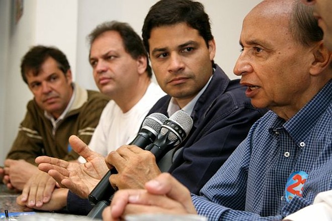 Pela manhã, o concorrente que lidera a pesquisa também angariou o apoio de Ricardo Barros e do ministro Márcio Fortes | 