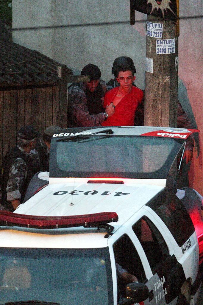 A polícia leva Limdembergue. Ele chegou a ficar seis vezes na mira dos atiradores | Tiago Silva/Diário do Grande ABC/AE