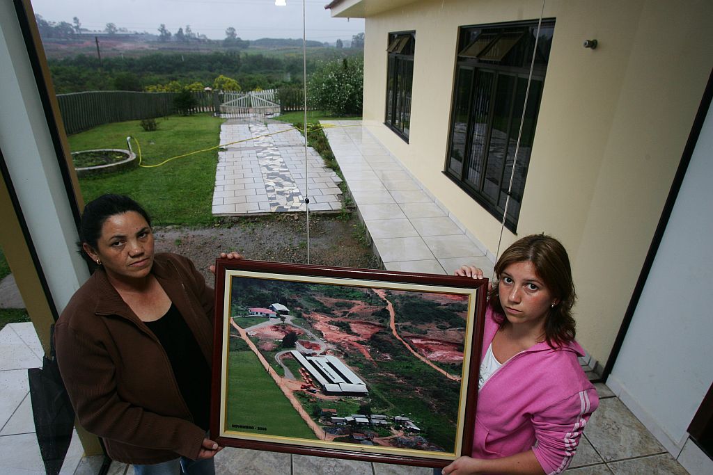 Luci e Fernanda mostram a área que foi declarada de utilidade pública para fins de desapropriação | Marcelo Elias/Gazeta do Povo