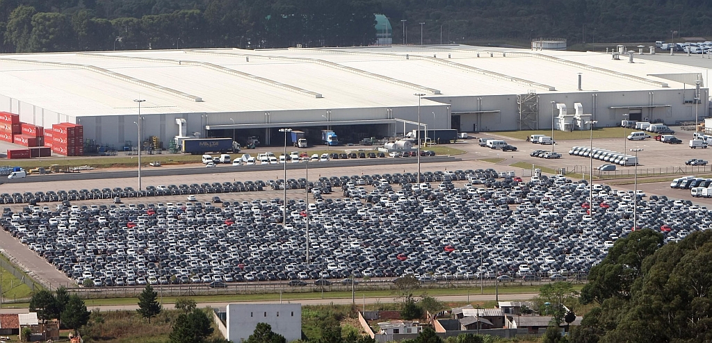 Crédito restrito afeta montadoras, que já anunciaram férias coletivas e demissões no Brasil. | Albari Rosa/Gazeta do Povo