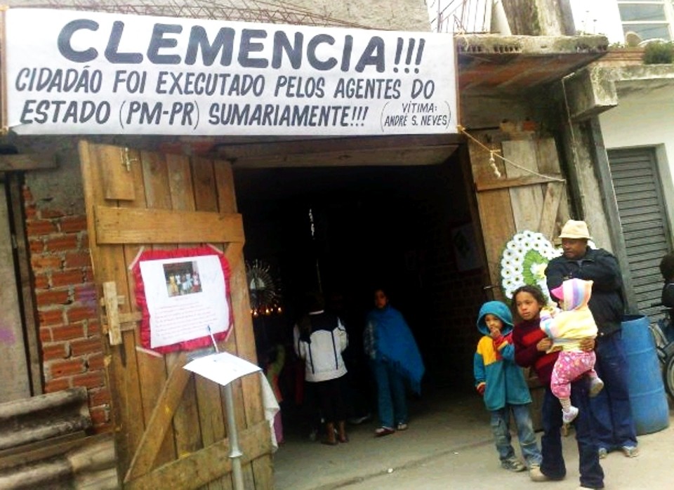 Moradores colocaram uma faixa na porta de entrada do velório de André Santos das Neves | João Varella / Gazeta do Povo