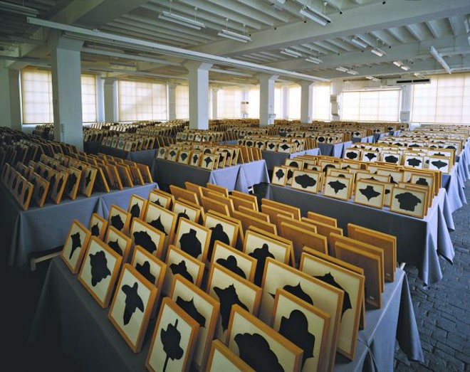 Allan McCollum (EUA, 1944): 1,8 mil porta-retrato exibem símbolos em 