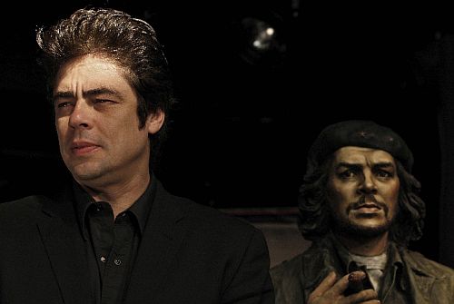 Benicio Del Toro posa ao lado de uma estátua de Che Guevara | Marco Brindici/Reuters