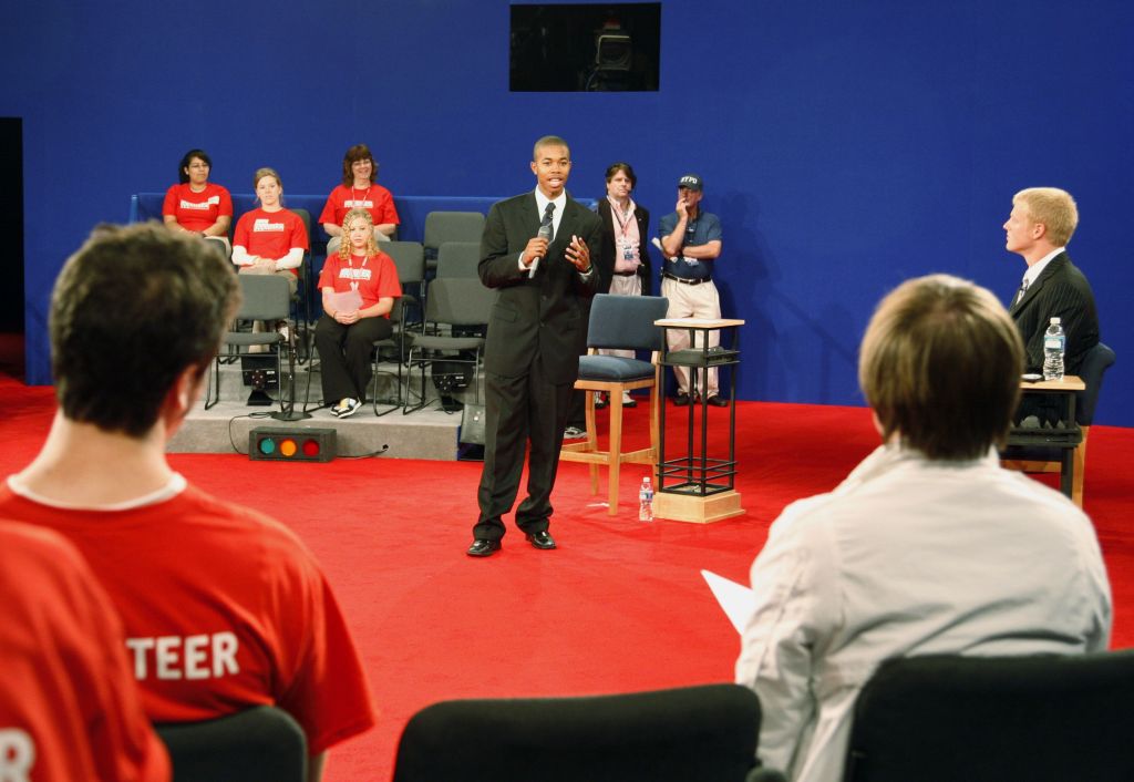 Estudantes representam McCain e Obama em debate que será no formato "encontro com eleitores": mútuas agressões podem resultar num debate encarniçado | Rick Wilking / Reuters