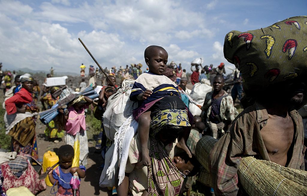 Dezenas de milhares de pessoas fugiram a pé da cidade de Goma, no Congo | Walter Astrada/AFP