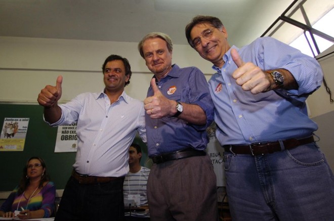 Apoio do governador Aécio Neves (esq.) e do prefeito Fernando Pimentel (dir.), ambos populares, não foi suficiente para eleger Márcio Lacerda em Belo Horizonte |