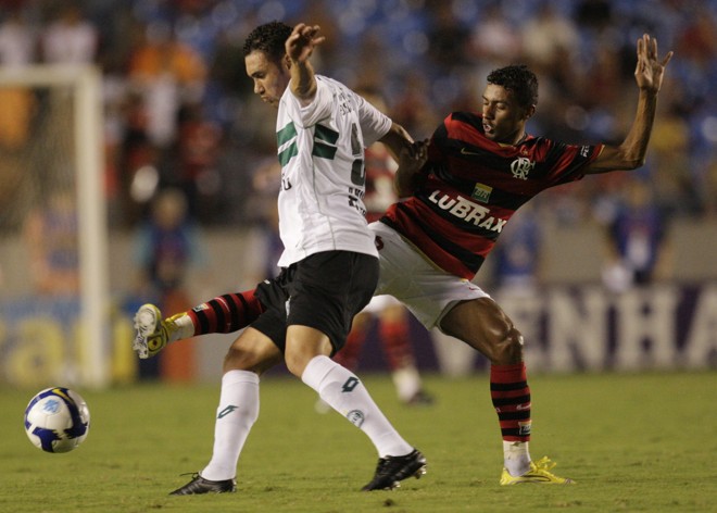 Mancha passa pela marcação do Pentacampeão Kléberson | 