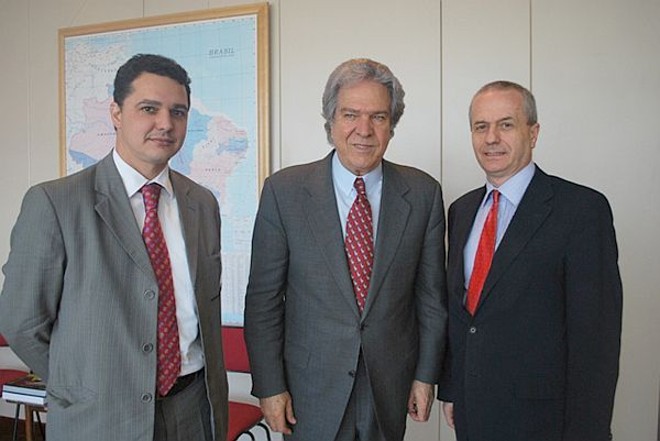 Luiz Claudio Vieira (à esq.), diretor da Unidade de Negócios TV da RPC, e Luís Antonik (à dir.), diretor de Relações Institucionais, estiveram com o ministro das Comunicações, Hélio Costa, para convidá-lo pessoalmente para o lançamento da RPC-TV Digital em Curitiba. Costa confirmou presença | 