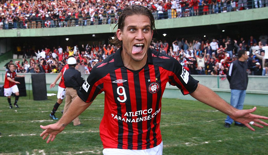 Camisa 9 do Atlético, Rafael Moura comemora o gol marcado contra o rival Coritiba no empate por 1 a 1 no Alto da Glória: além dos gols, jogador também se destaca pela postura vibrante. | Pedro Serápio/Gazeta do Povo