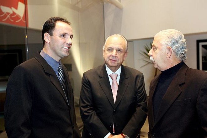 O arquiteto Manoel Coelho (à dir.) assina o projeto da nova loja da Forma em Curitiba. O coquetel de inauguração foi nesta quarta-feira e teve como anfitriões Paulo Alves (à esq.), proprietário da loja, e Osvaldo Ribeiro, presidente do Grupo Giroflex, dono da marca | 