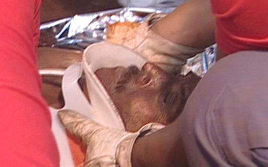 Operário foi retirado em uma maca e envolvido em cobertor térmico | Reprodução/TV Globo