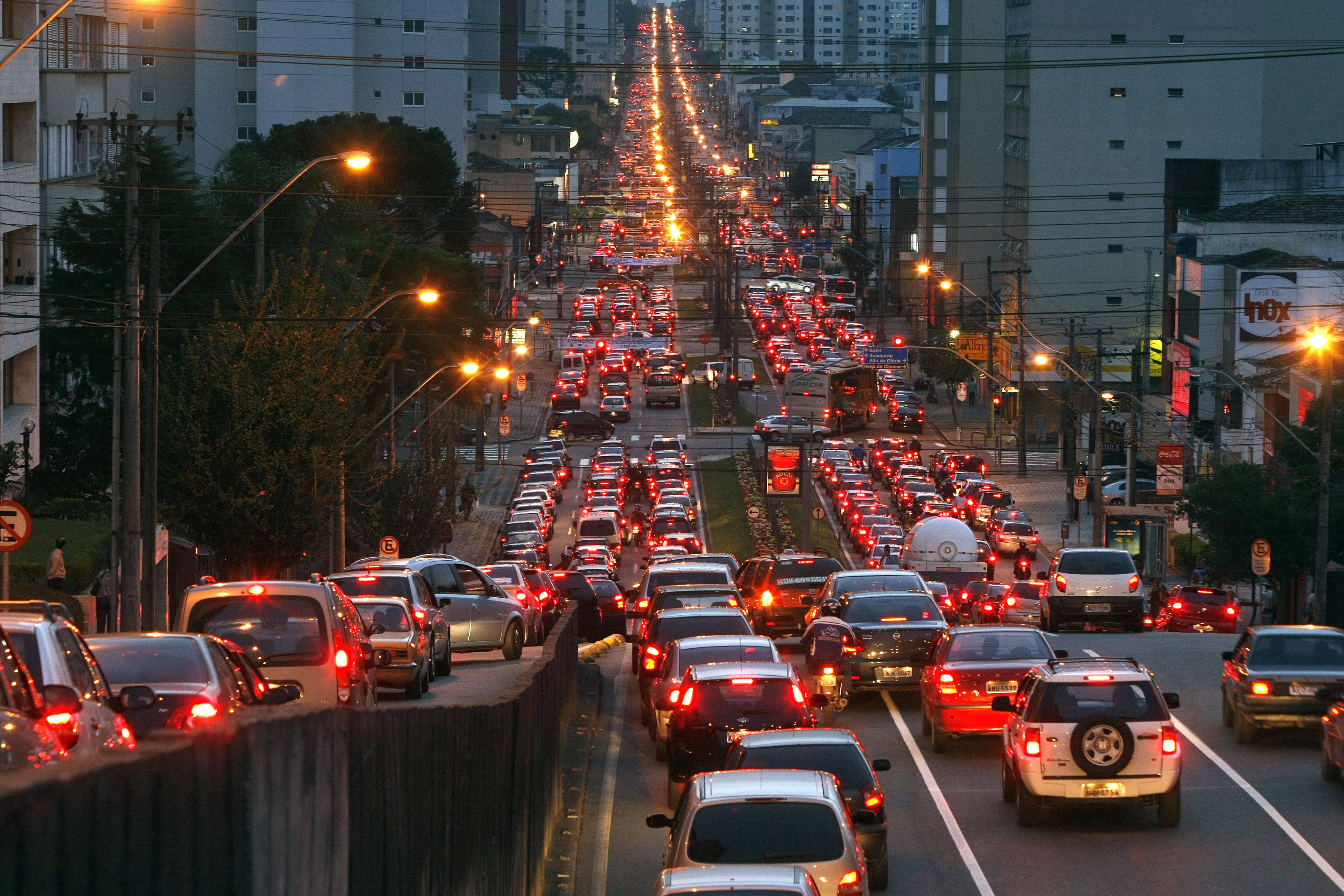 Visconde de Guarapuava registrou trânsito pesado no início da manhã e no fim da tarde desta segunda-feira | Rodolfo Buhrer/Gazeta do Povo