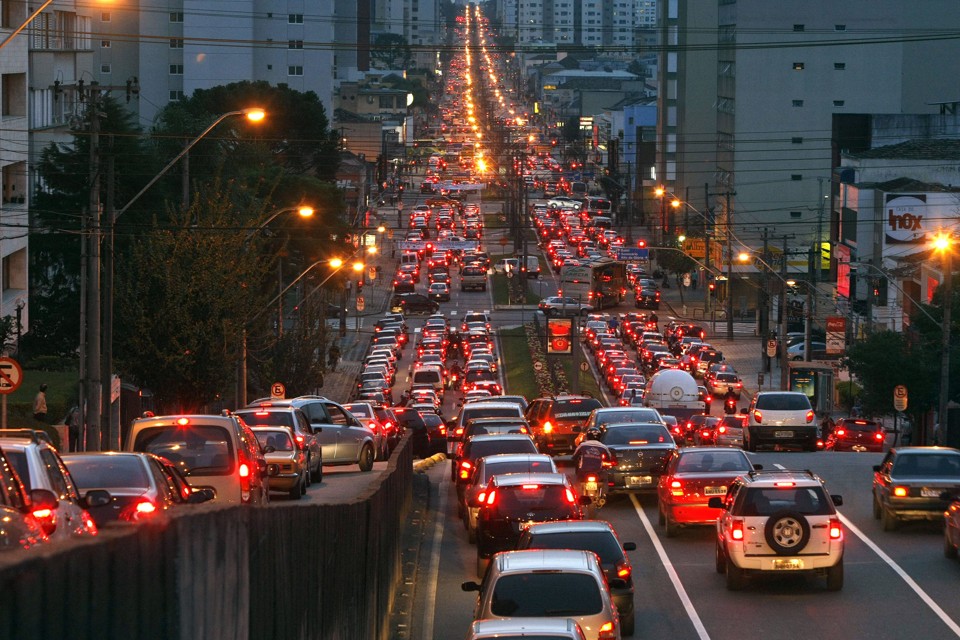 Visconde de Guarapuava registrou trânsito pesado no início da manhã e no fim da tarde desta segunda-feira | Rodolfo Buhrer/Gazeta do Povo