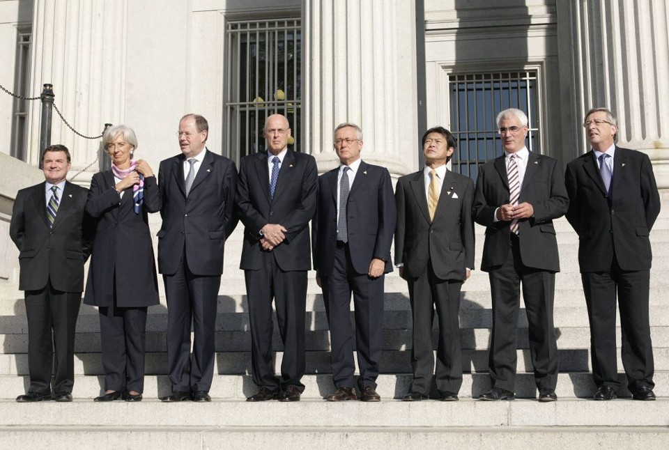 Os representantes do G7: Jim Flaherty (esq. p/ dir.) do Canadá, Christine Lagarde da França, Peer Steinbrueck da Alemanha, Henry Paulson dos EUA, Giulio Tremonti da Itália, Shoichi Nakagawa do Japão, Alister Darling da Grã-bretanha e Jean-Claude Juncker do Eurogrupo | Yuri Gripas / Reuters