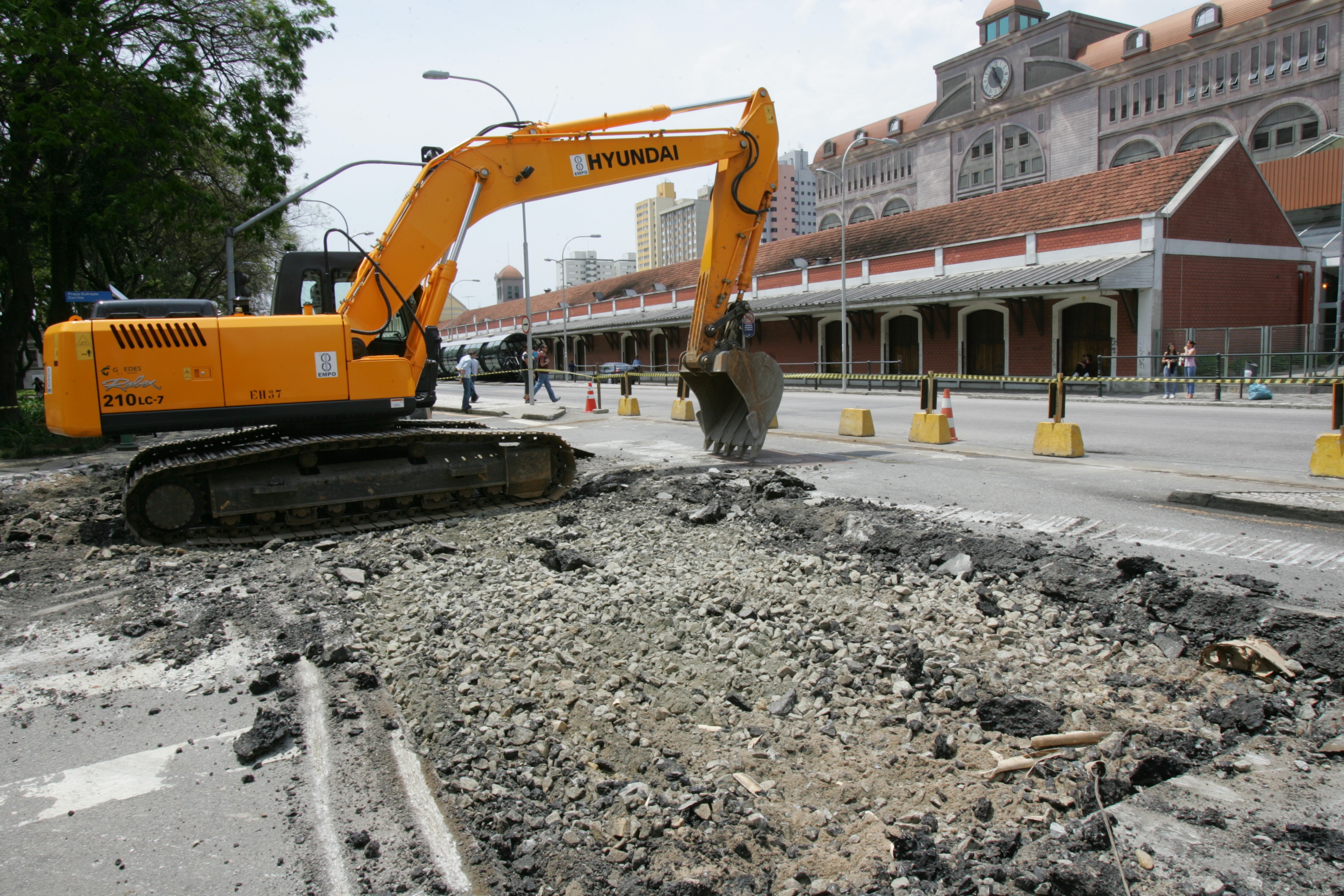 Obras na Avenida Sete de Setembro esquina com a Rua Lourenco Pinto | Aniele Nascimento/Gazeta do Povo