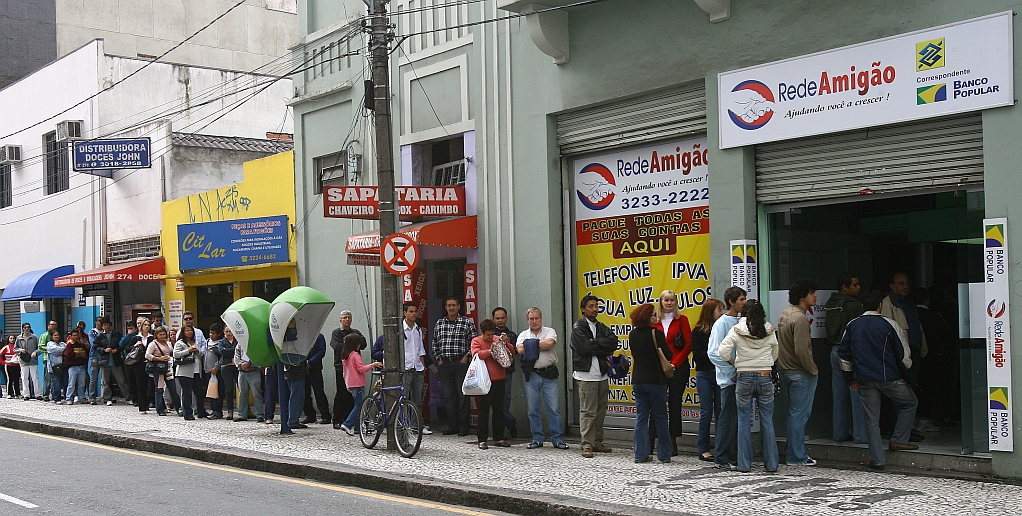 Com agências fechadas, clientes lotaram postos de correspondentes bancários ontem em Curitiba. | Priscila Forone/Gazeta do Povo