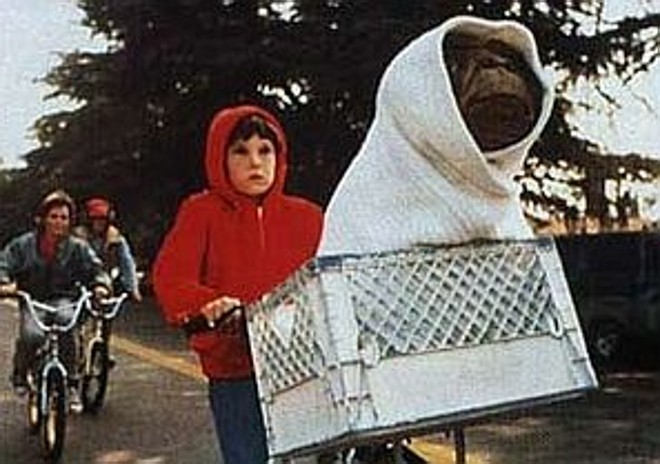 A amizade entre um garoto e um extra-terrestre emocionou o público de E.T. |