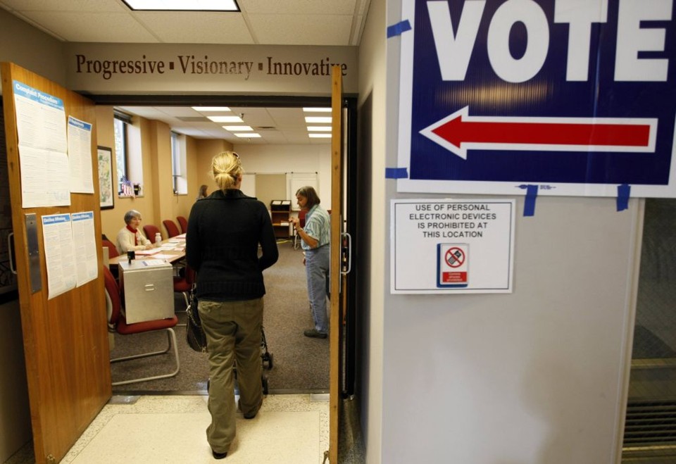 Eleitora apareceu cedo para votar em uma seção eleitoral, em Boulder, no Colorado | Rick Wilking / Reuters