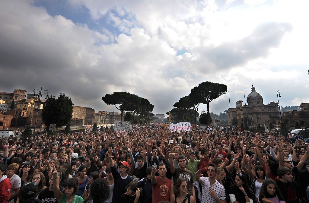 Centenas de estudantes de escolas de Roma protestaram contra as medidas de Silvio Berlusconi | Christophe Simon / AFP